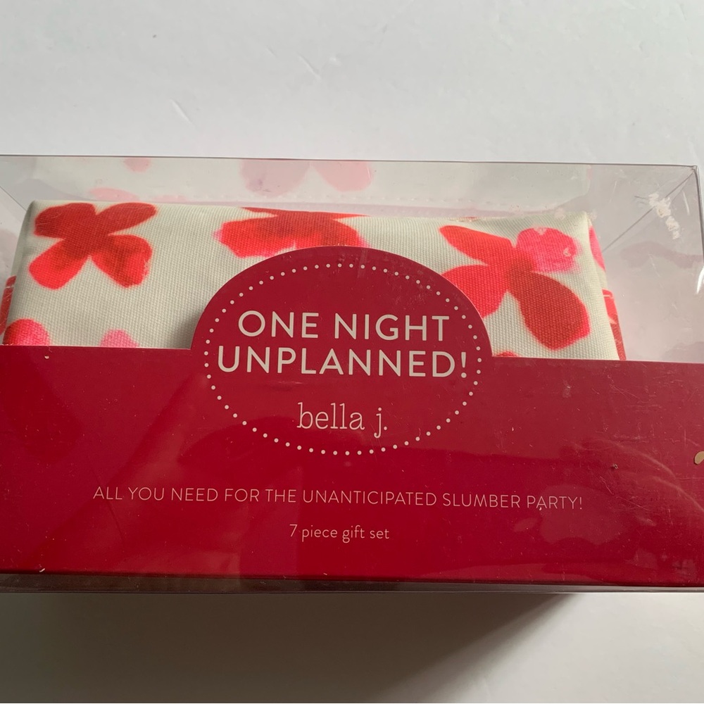 New Bella J One Night Unplanned 7 Piece Overnight Bag Set (Makeup Bag)